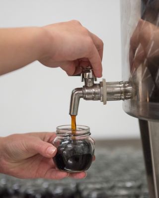 Každá sklenička, která k vám dorazí, projde několikrát našima rukama. 🤲 Od sběru surovin, přes samotnou výrobu po navázání...