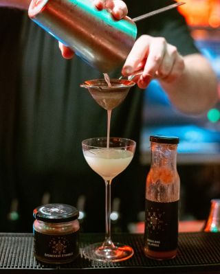 Naše dobroty si většinou spojujete s bagetou, sýrem nebo sklenkou vína. Ve @slast.bar to ale pojali úplně jinak. 🍸 Barmani...